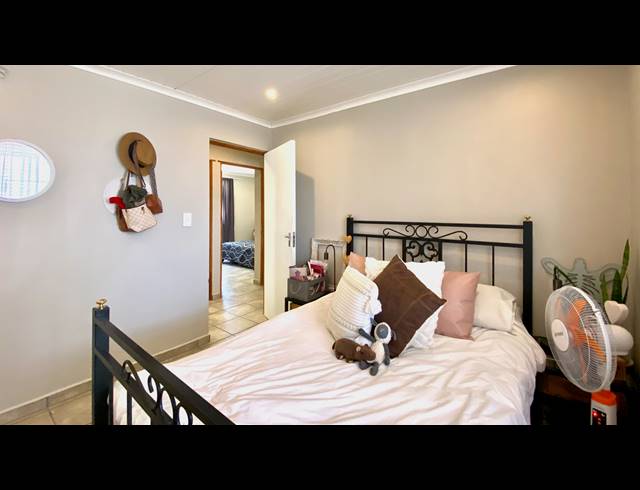 4 BEDROOM HOUSE FOR SALE IN VELDDRIF